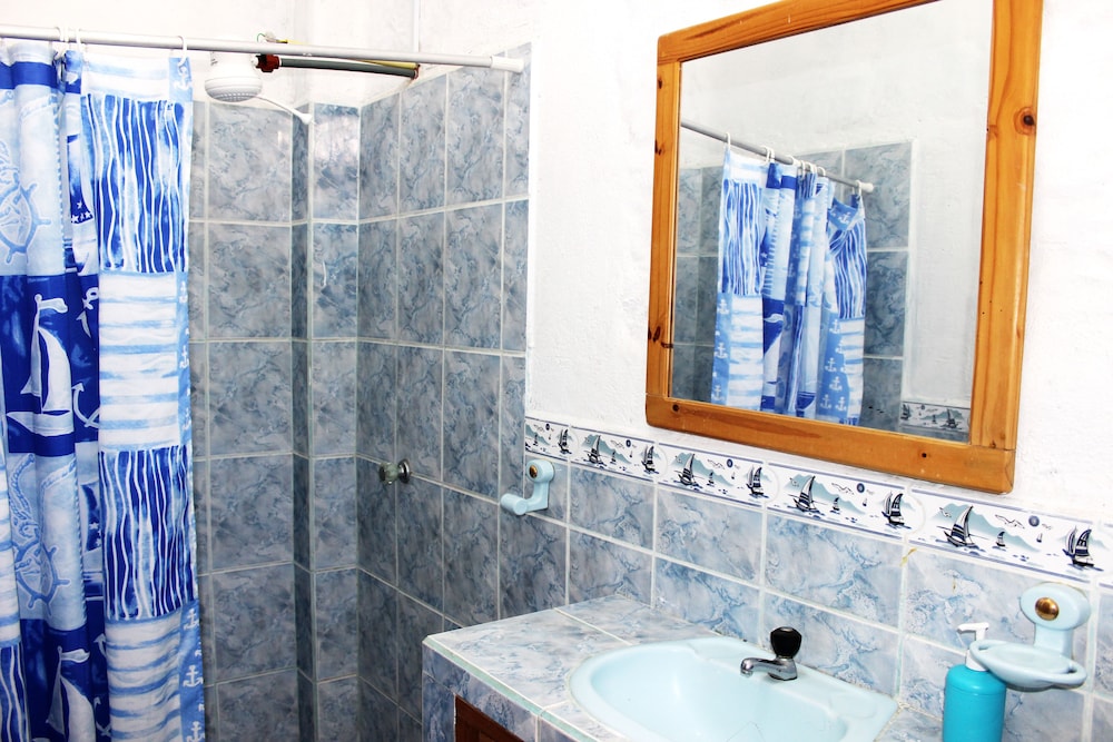 Quadruple Room (1 Double, 2 Single Beds) photo 3