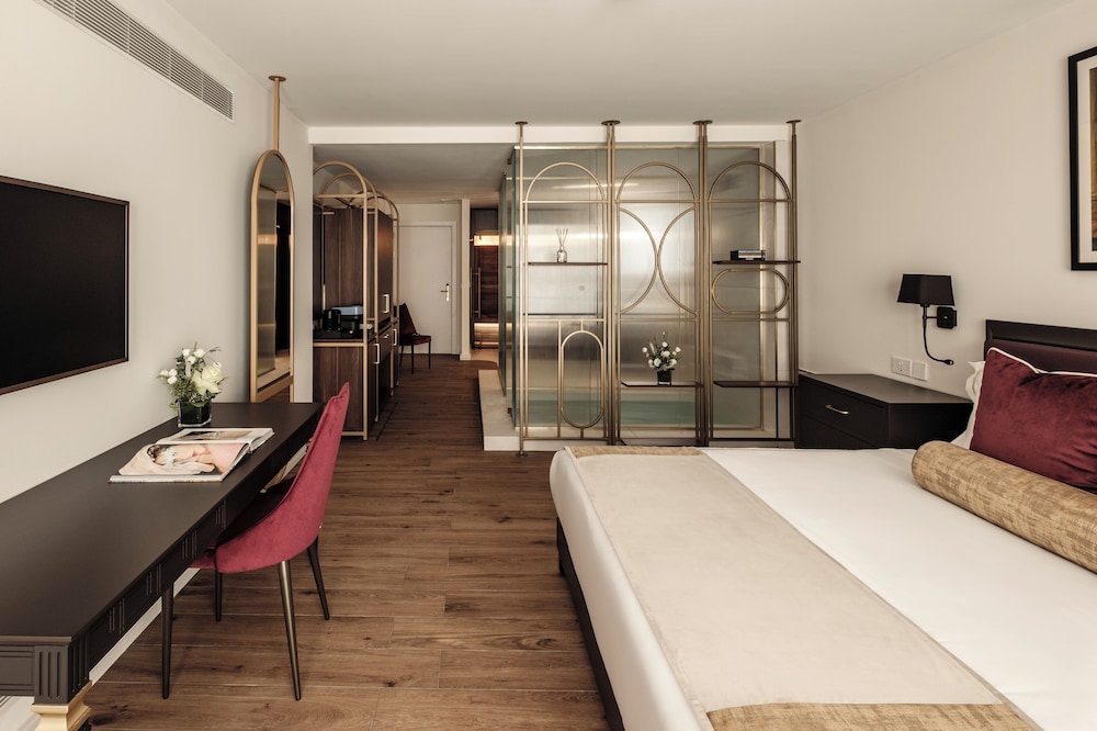 Deluxe Suite with Private Pool and Sauna