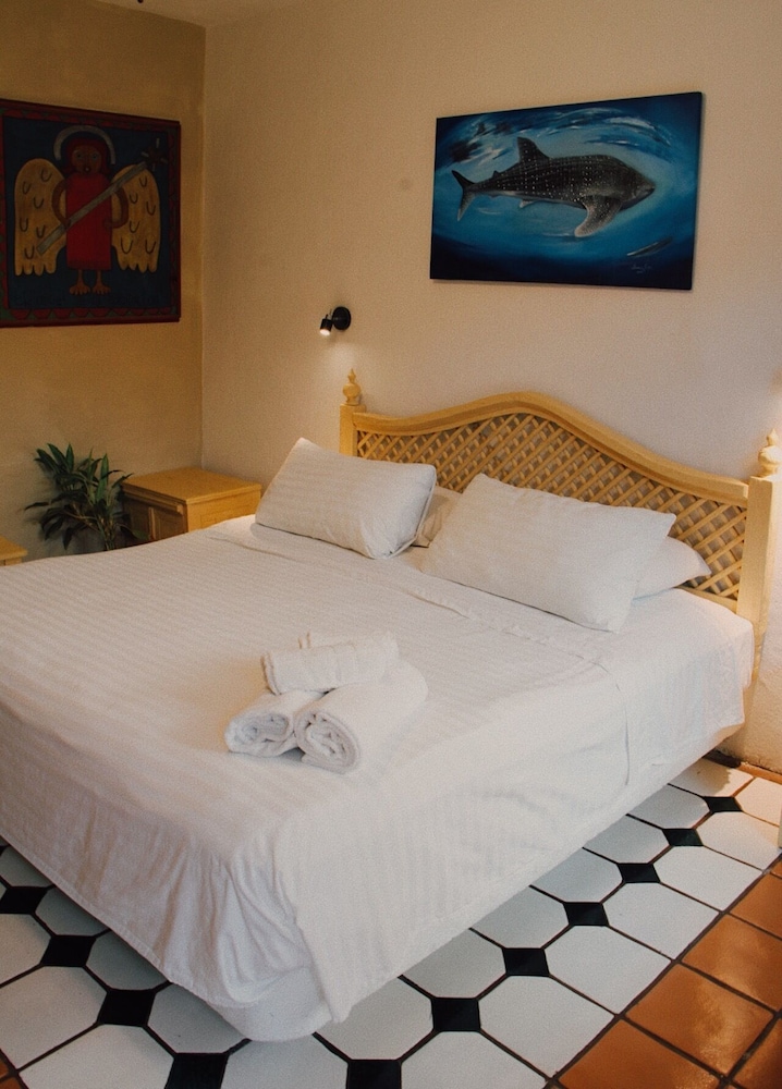 Superior Room, 1 King Bed photo 3