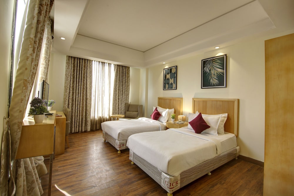 Superior Twin Room with City View - Photo 4