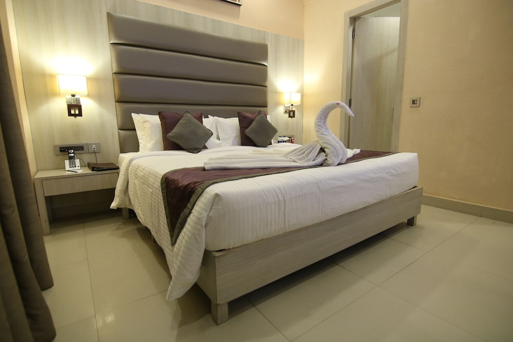 Deluxe Room, 1 King Bed, City View photo 3