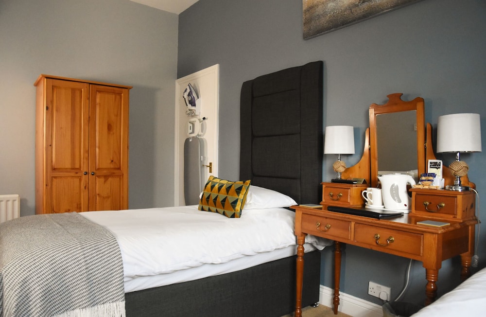 Twin Room, Ensuite photo 3