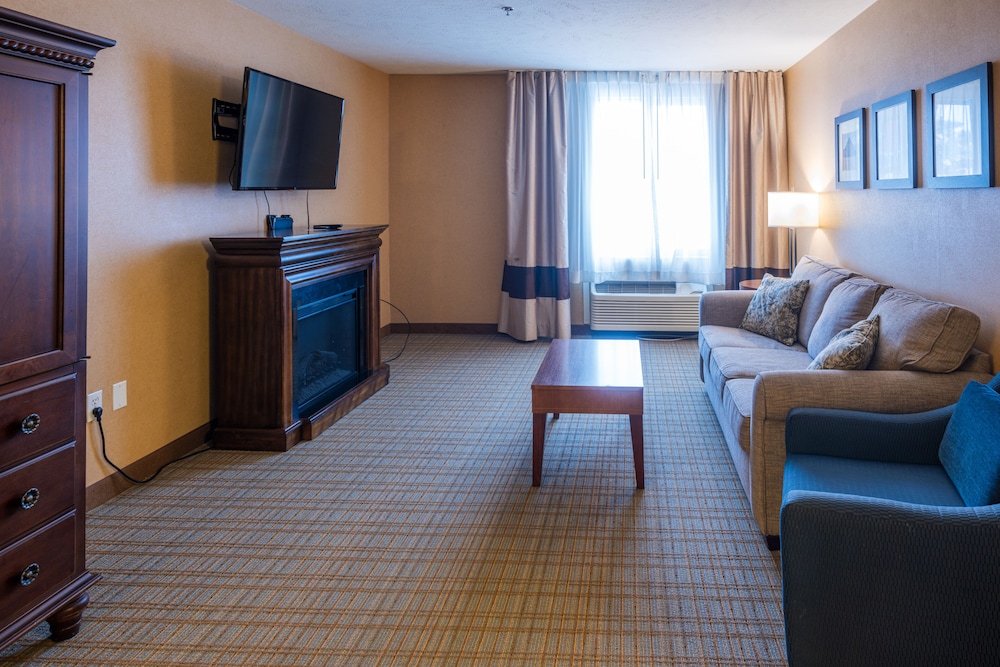 Suite, 1 King Bed, Non Smoking (Upgrade) - Photo 3