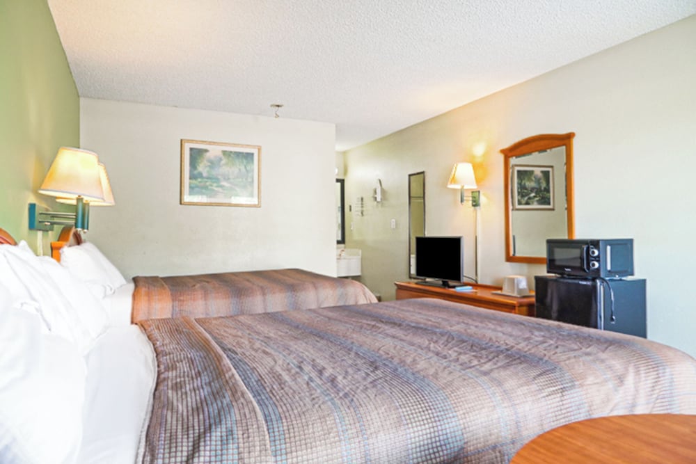 Room, 2 Queen Beds, Smoking - Photo 2