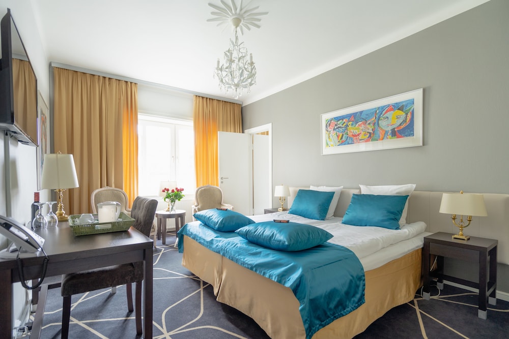 Suite, 1 Bedroom - Photo 1