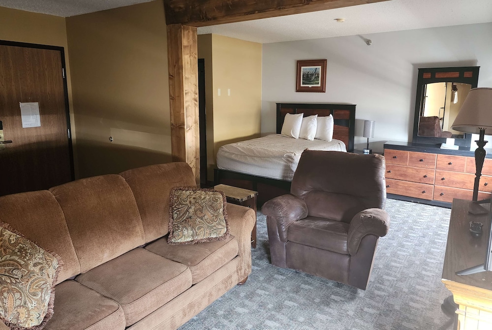 Family Suite, 1 Bedroom, Non Smoking, Kitchenette (1 King & 1 Queen Beds) photo 1