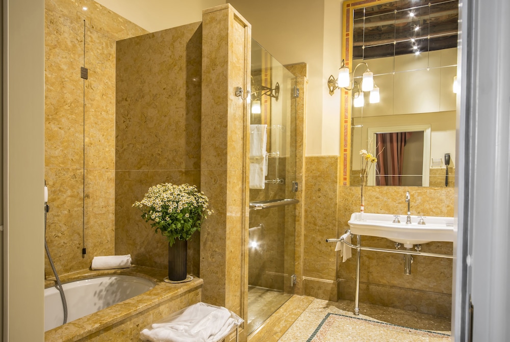 Deluxe Suite, 2 Bedrooms, Smoking - Photo 13