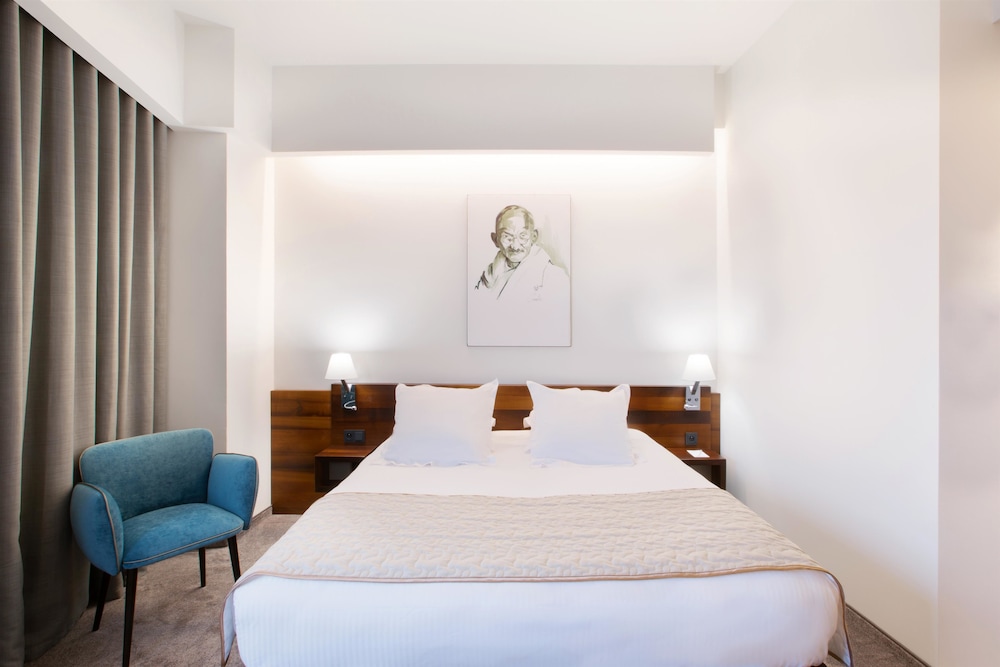 Standard Room, 1 Queen Bed, Non Smoking - Photo 4