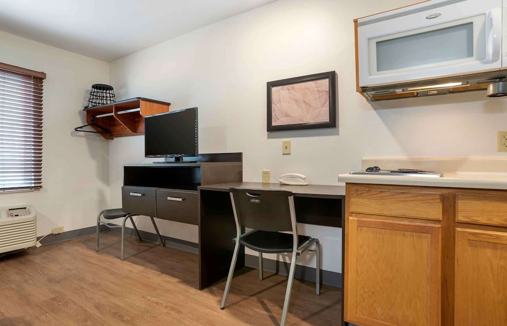Standard Studio, 1 Queen Bed, Non Smoking, Refrigerator & Microwave photo 3