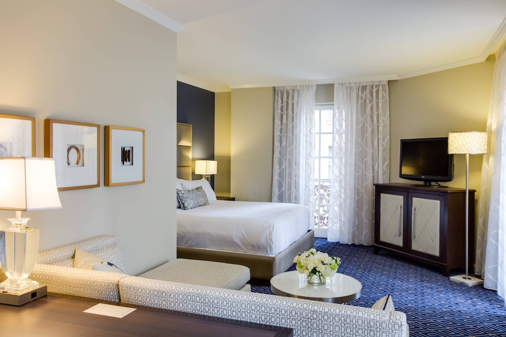 Junior Suite, 1 King Bed, Corner - Photo 3