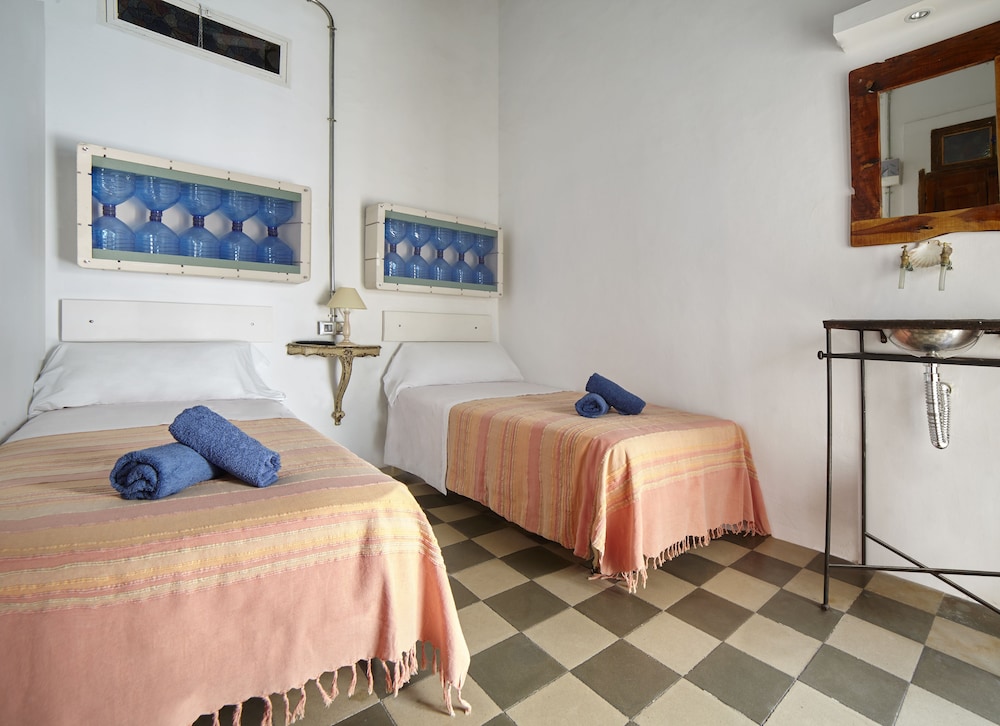 Basic Twin Room, 2 Twin Beds, Shared Bathroom photo 2