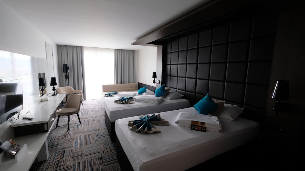 Deluxe Triple Room, Balcony, City View