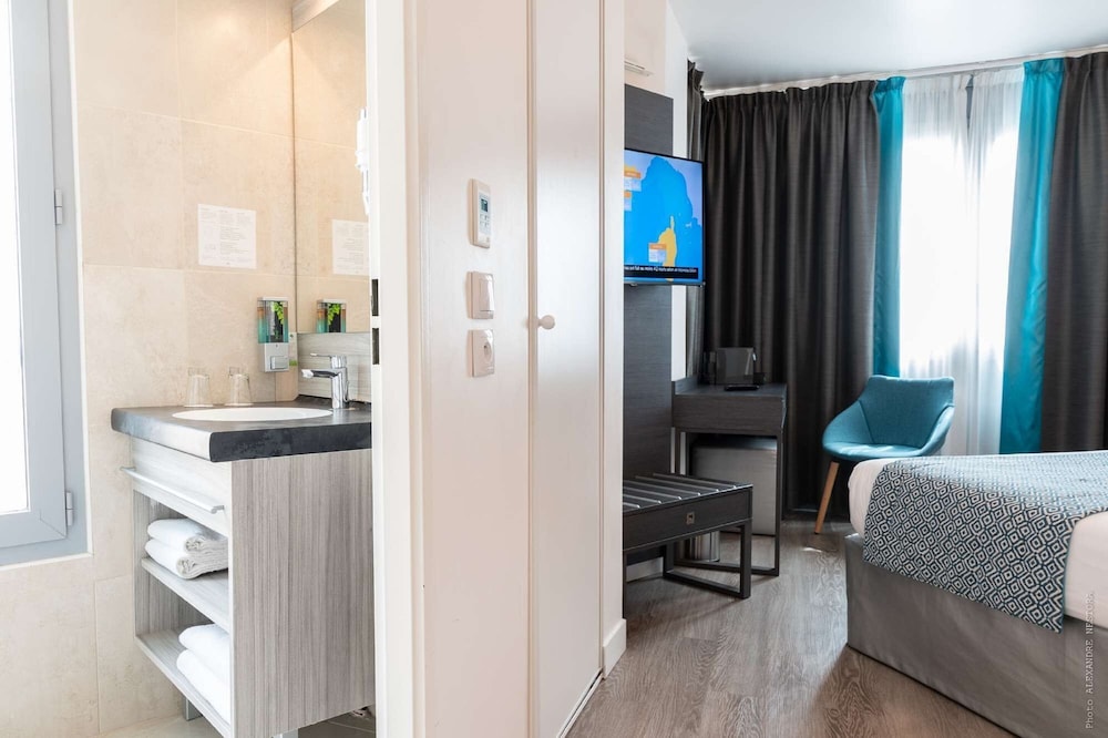 Superior Double Room thumbnail 6