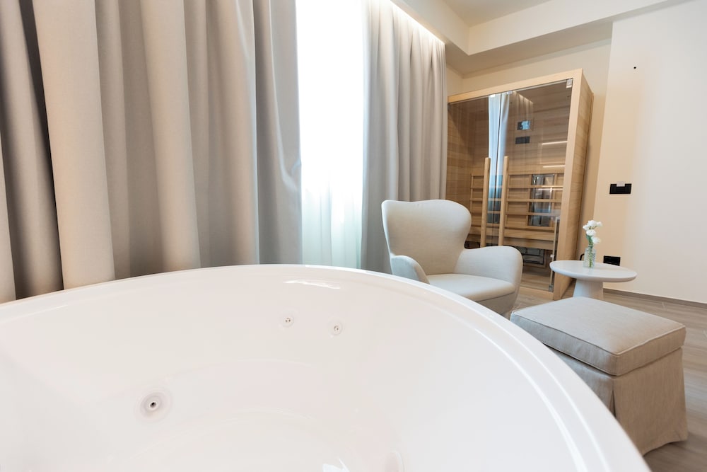 Spa Suite with Sauna and Jacuzzi photo 2