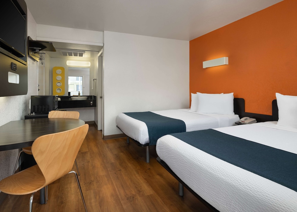 Standard Room, 2 Double Beds, Non Smoking photo 2