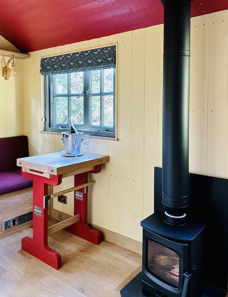 Suite (Couples Woodland, Luxury Shepherd Hut) - Photo 4