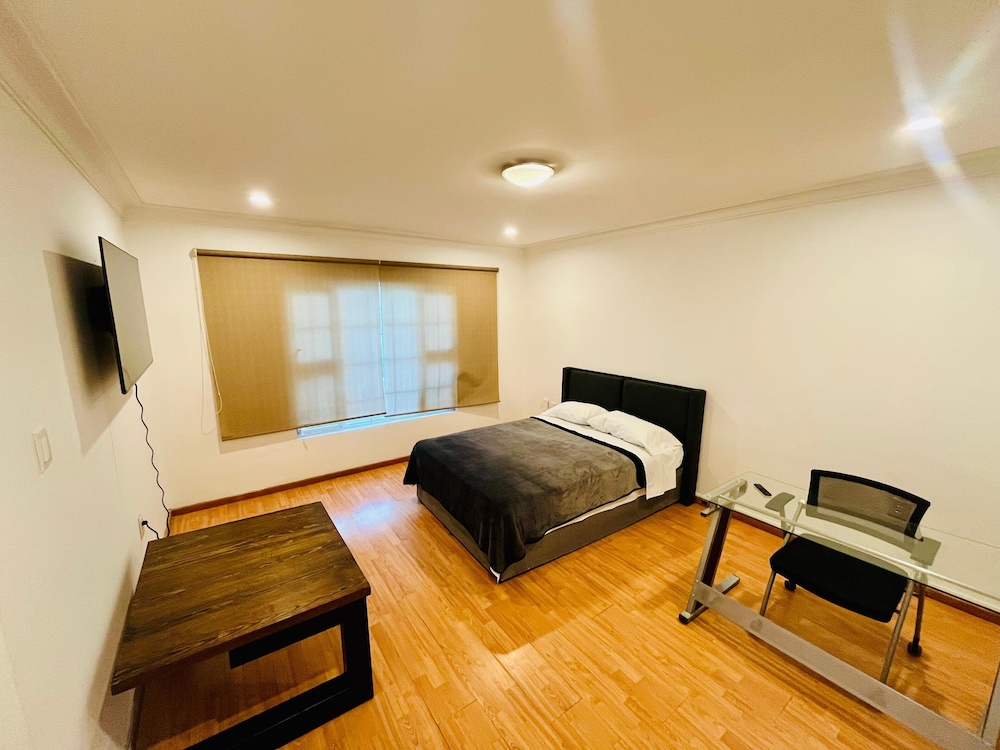 Basic Room, 1 Queen Bed photo 2