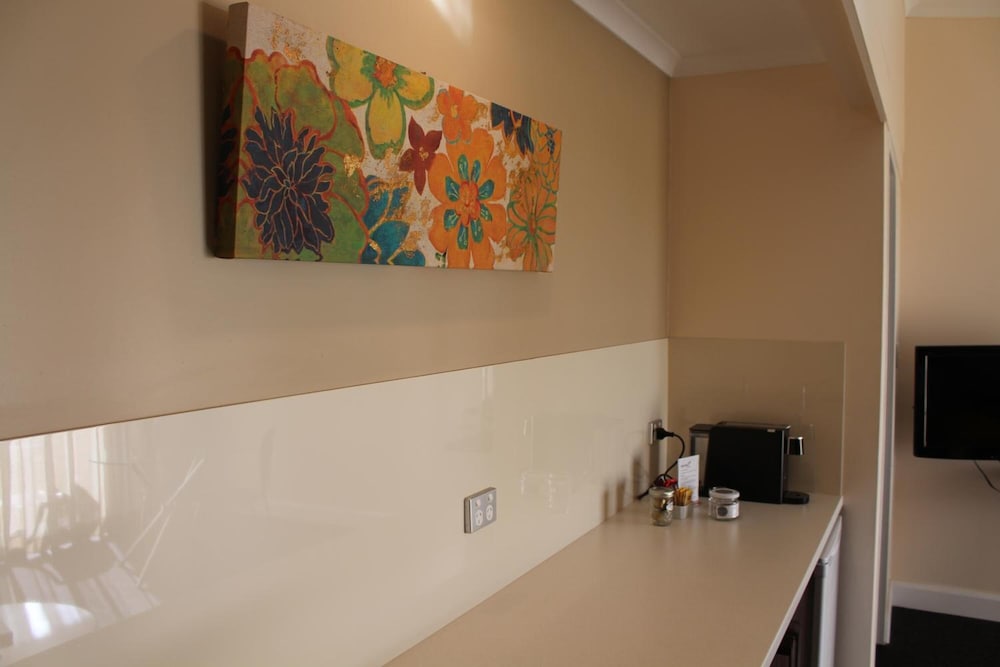 Executive Suite, 1 Bedroom, Non Smoking, Kitchenette photo 3