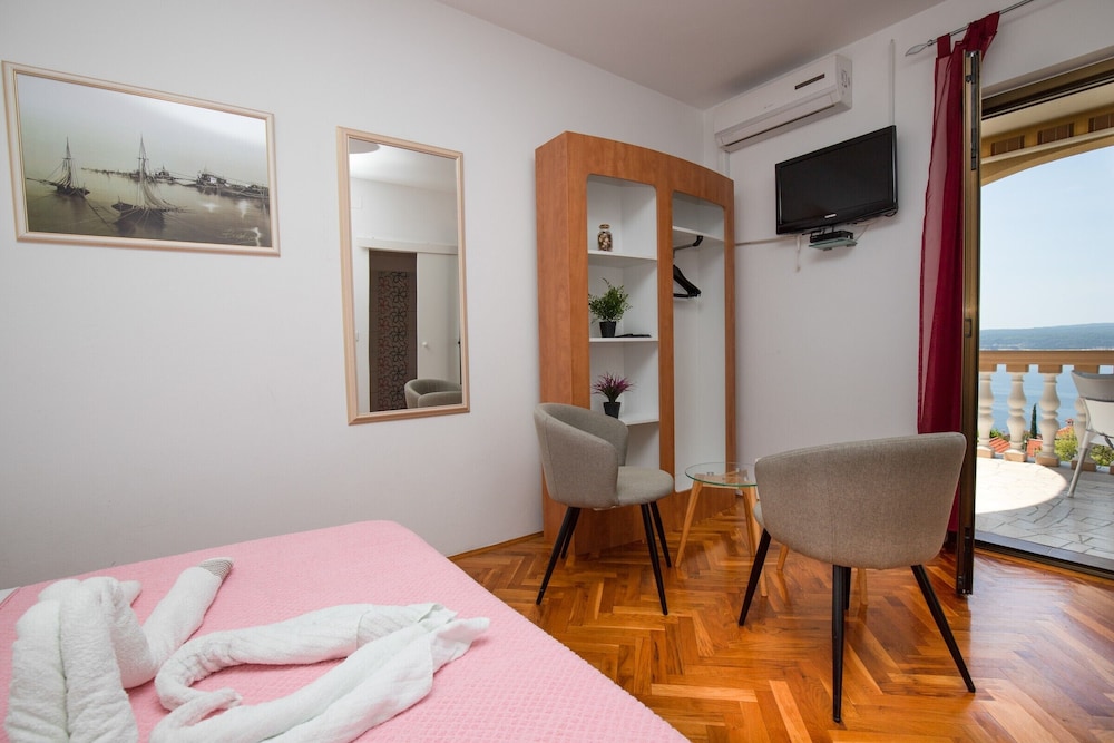 Family Studio, 1 King Bed, Sea View, Garden Area (Studio Paula 2 300m From Sea)