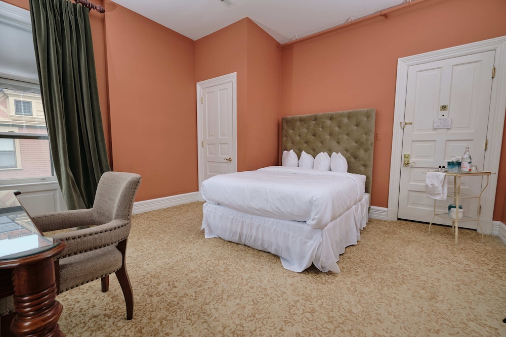 Two Queen Suite - Photo 11