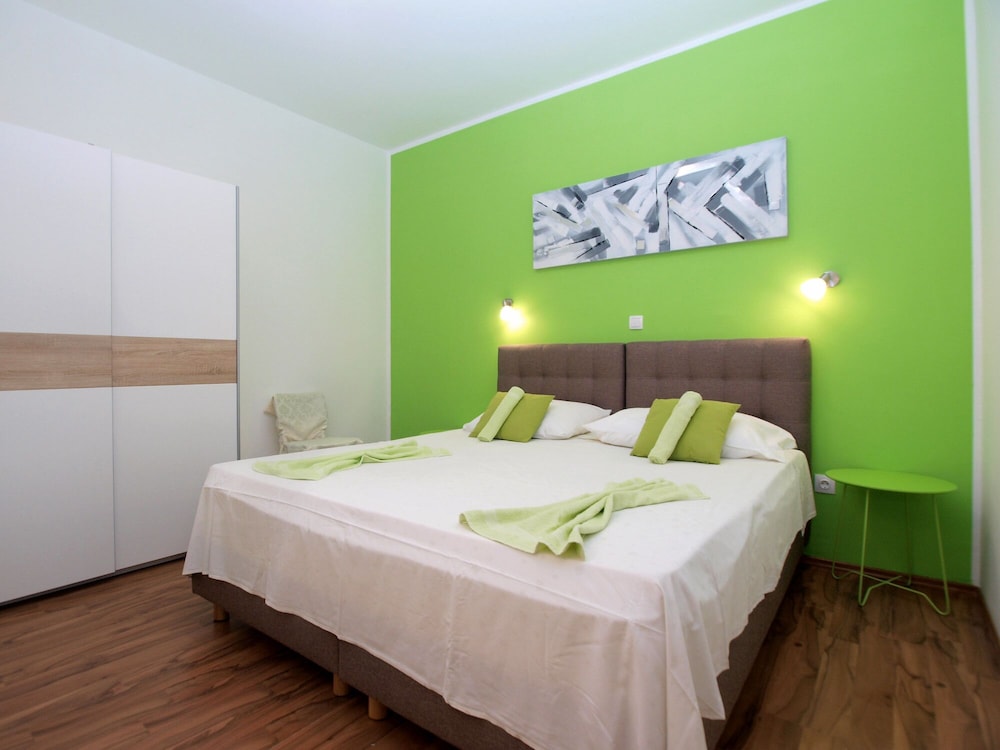 Apartment, 1 Bedroom (810/1891)