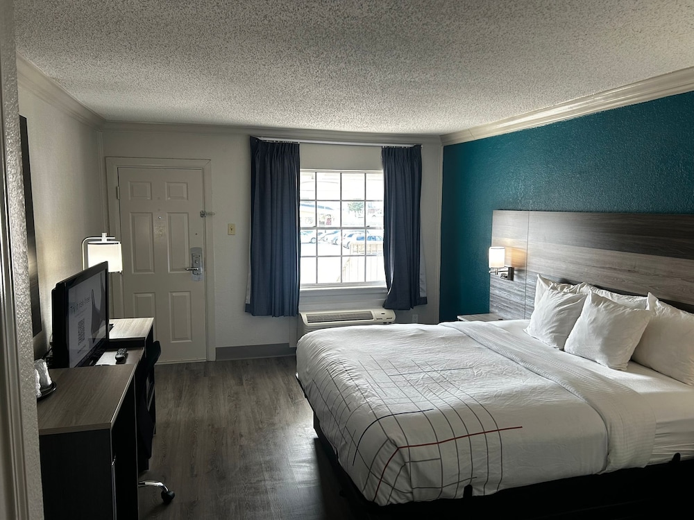 Standard Room, 1 King Bed, Non Smoking photo 2