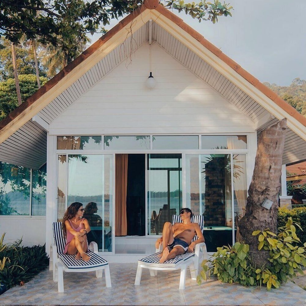 Beachfront Villa photo 3