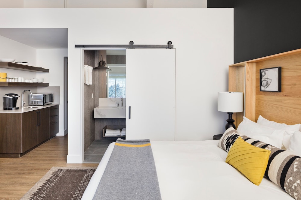 Deluxe Single Room, 1 King Bed with Sofa bed, Fireplace photo 3
