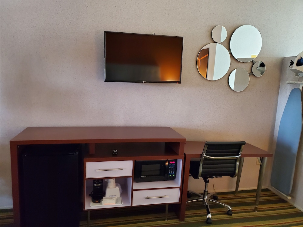 Luxury Suite, 1 Queen Bed with Sofa bed, Non Smoking - Photo 3