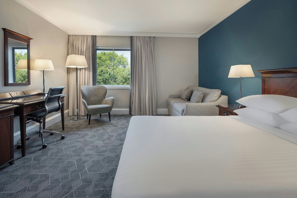 Deluxe Room, 1 King Bed with Sofa bed - Photo 2