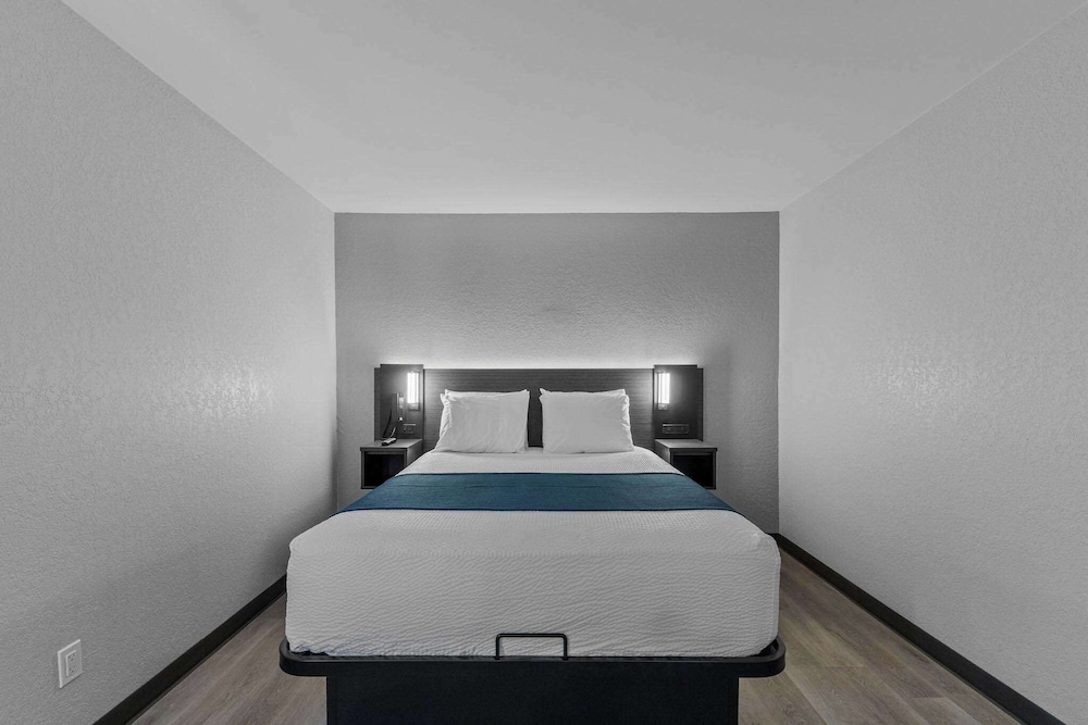 Deluxe Suite, 1 Queen Bed, Non Smoking - Photo 2