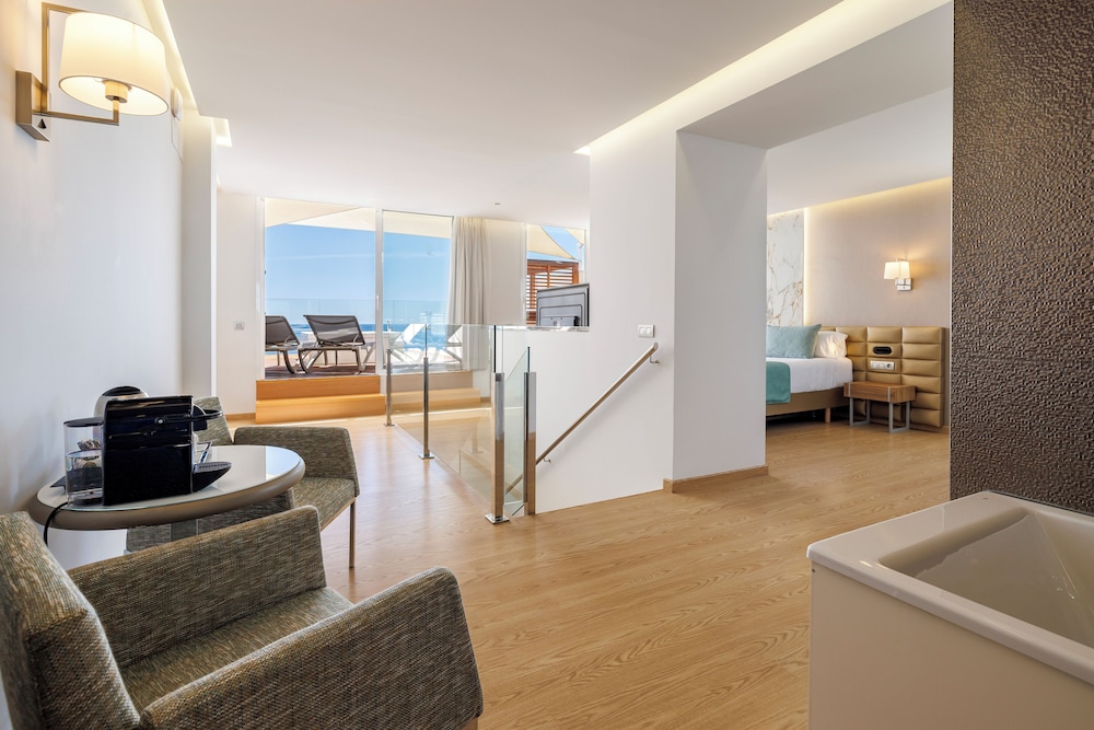 Panoramic Penthouse, Jetted Tub, Sea View (Suite) - Photo 7