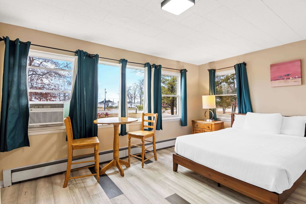 Suite, 1 Queen Bed, Non Smoking (Efficiency)