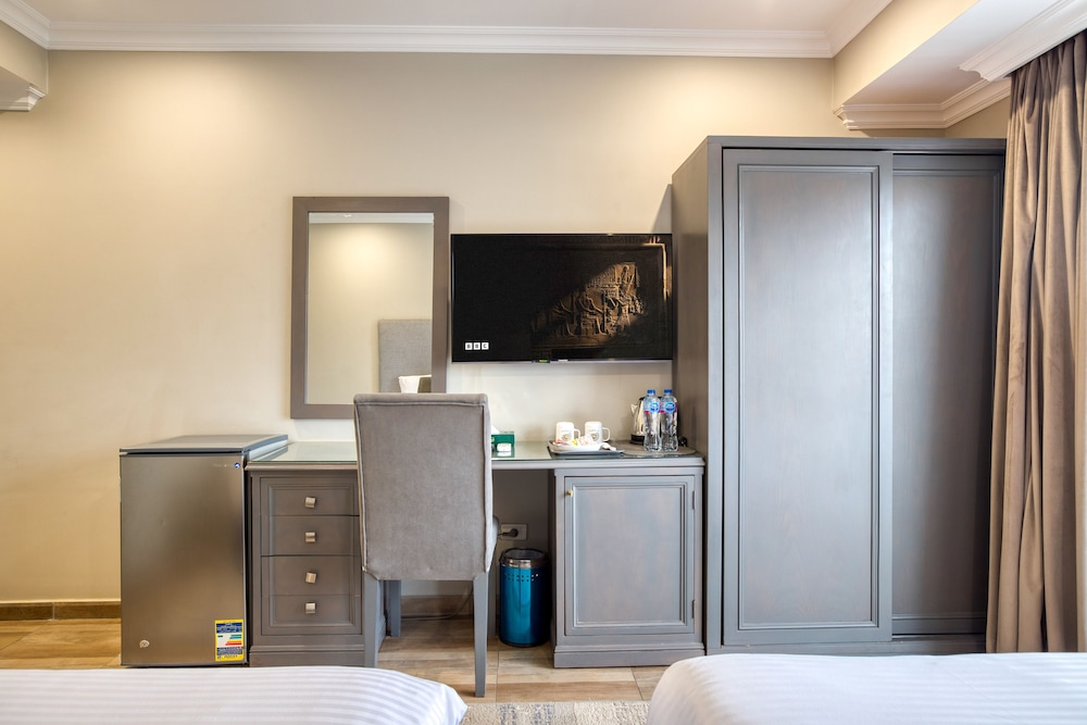 Superior Twin Room With Panoramic Pyramids View & Balcony - Photo 9