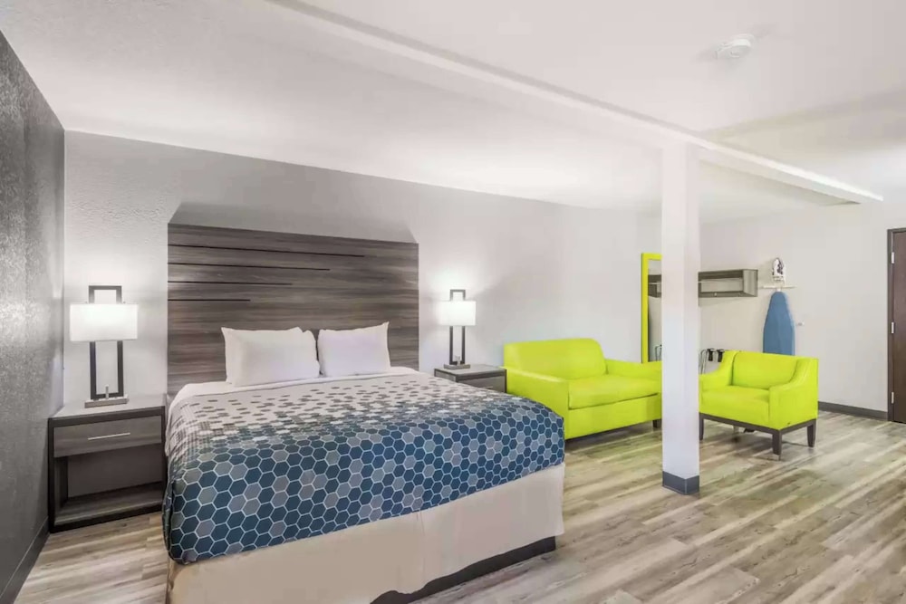 Room, 1 King Bed, Jetted Tub photo 1
