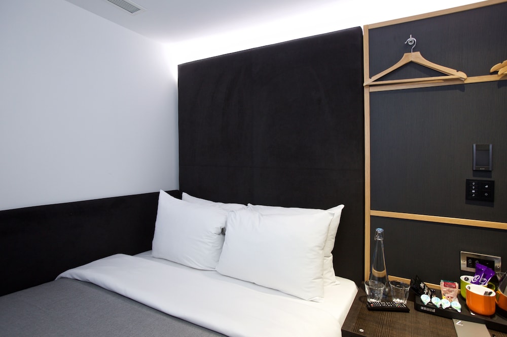 Double Room, No Windows