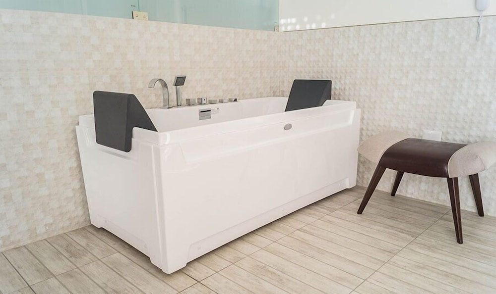 Deluxe Suite, Hot Tub