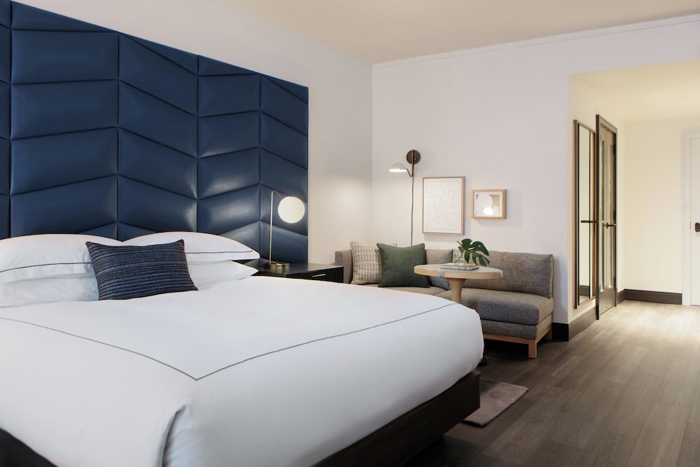 Studio Suite with One King Bed and Spa Access (Non Smoking) - Photo 2