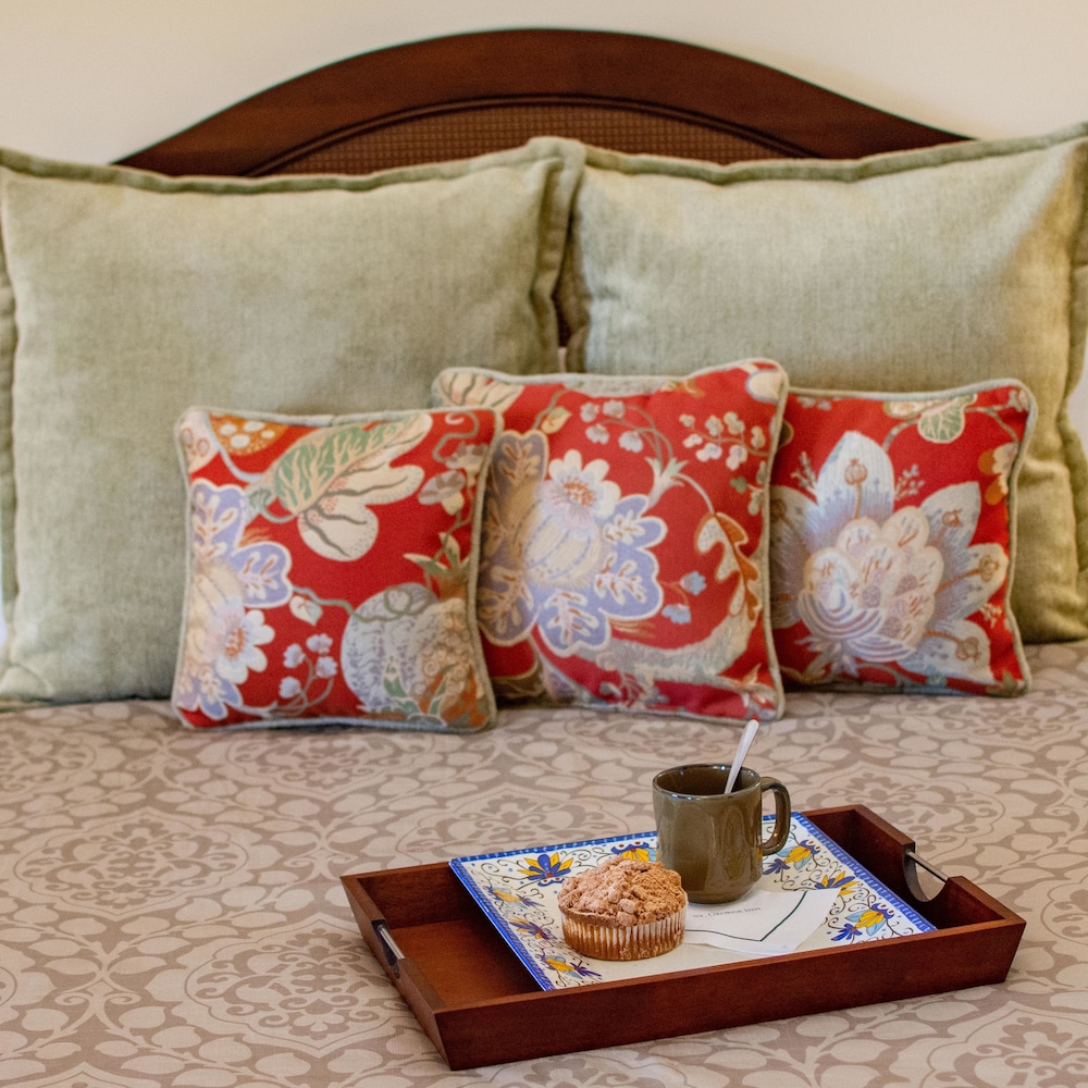 Premium Room, 1 King Bed, Balcony, Courtyard View photo 3