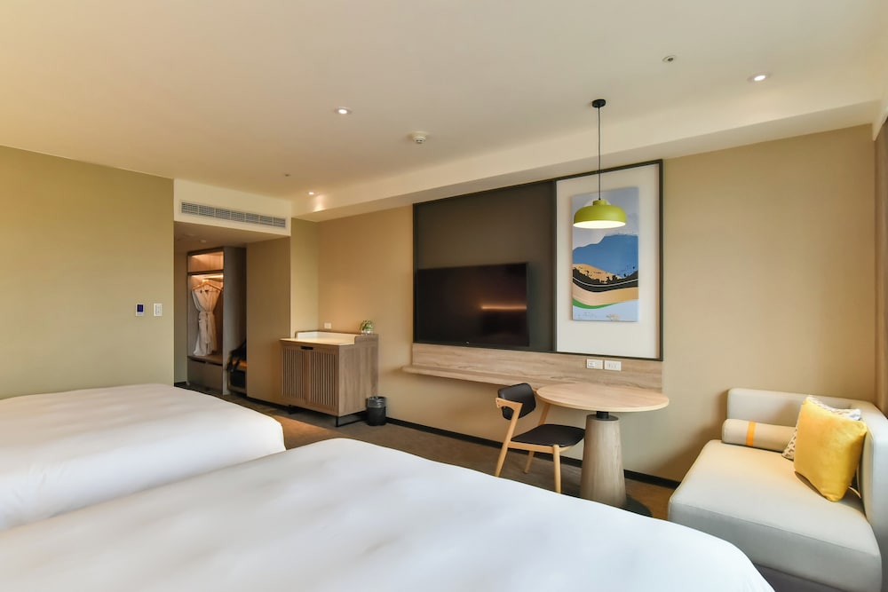 Standard Room, Multiple Beds, City View (High Floor) photo 2