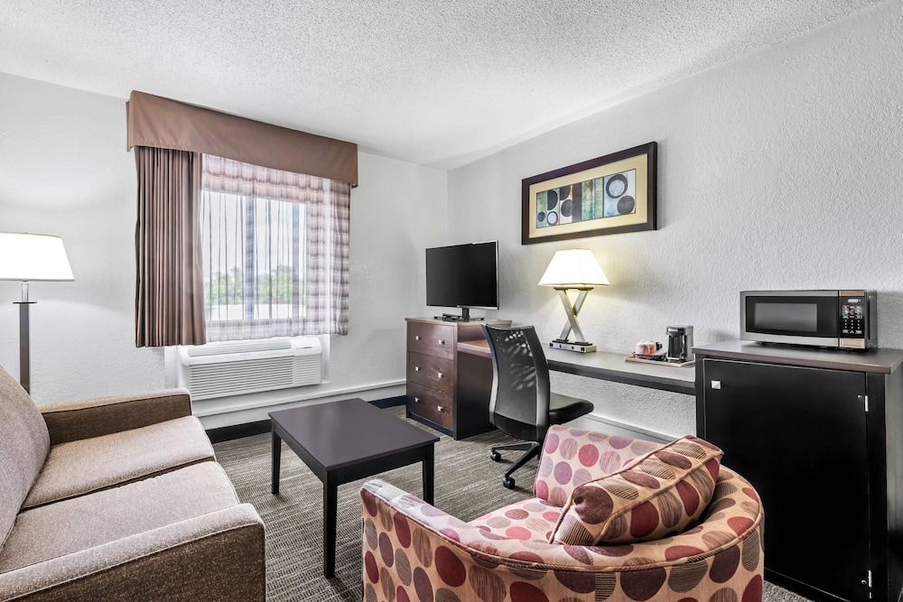 Suite, 1 King Bed, Non Smoking - Photo 9