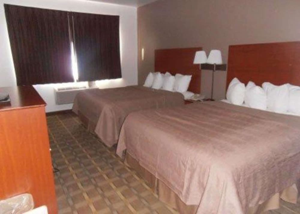 Standard Room, 2 Queen Beds, Non Smoking - Photo 2