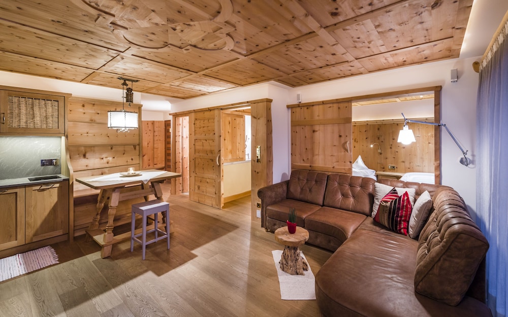 Deluxe Apartment, 2 Bedrooms, Jetted Tub, Annex Building photo 2