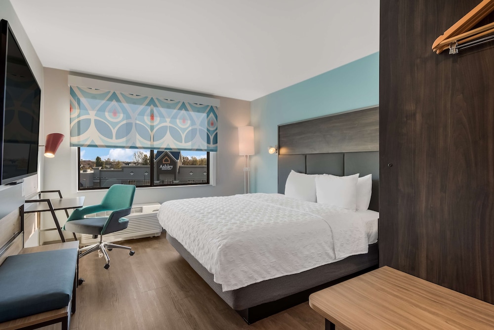 Room, 1 King Bed, Accessible (Hearing) - Photo 1