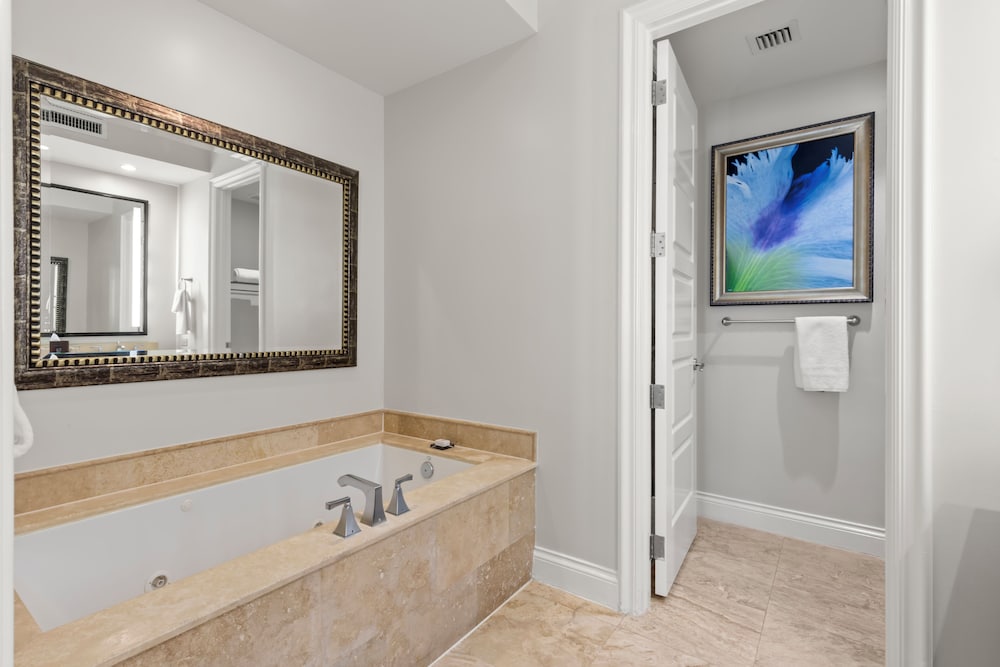 Poolside Suite With Direct Pool Access - Photo 12
