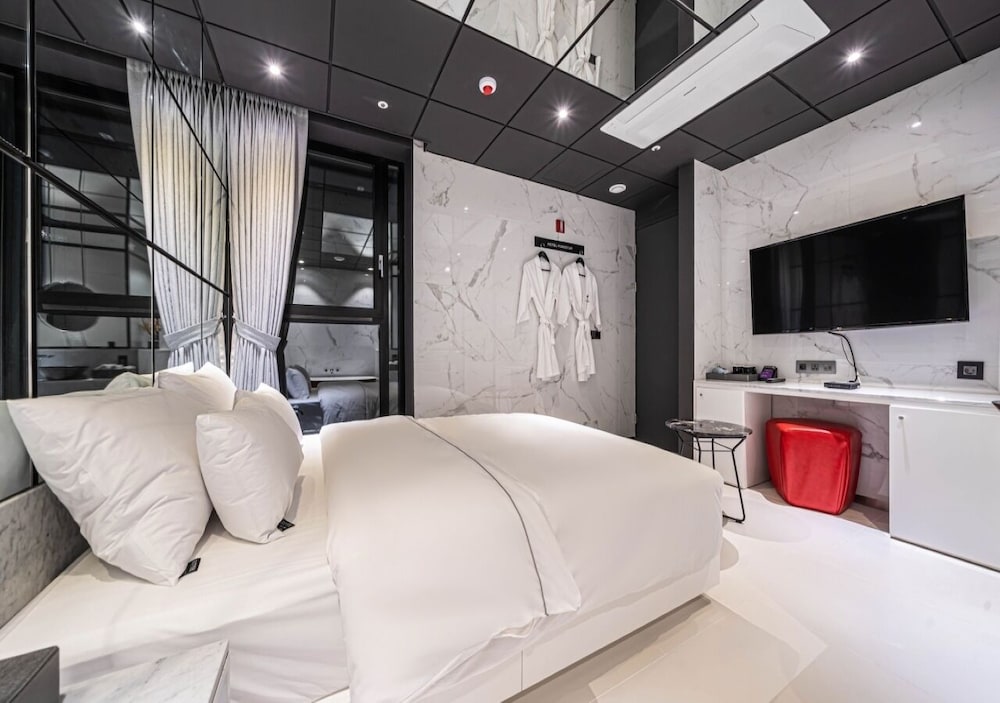 Deluxe Double Room (Netflix/ Youtube Available on TV) - Photo 8