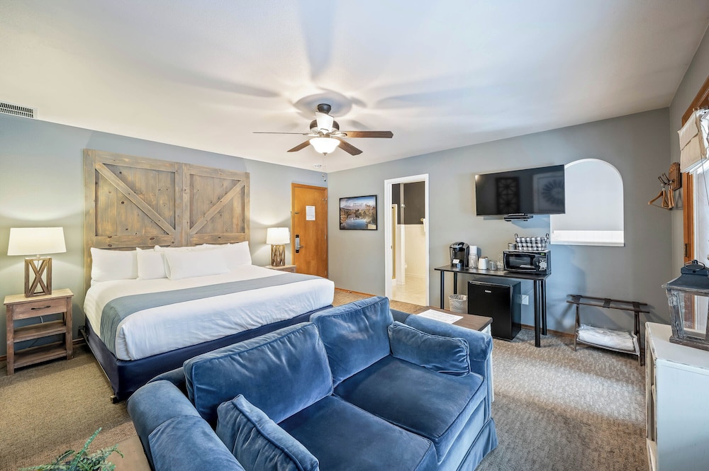 Shenandoah, 1 King Bed, Jetted Tub, River View, Balcony (No Pets) photo 3