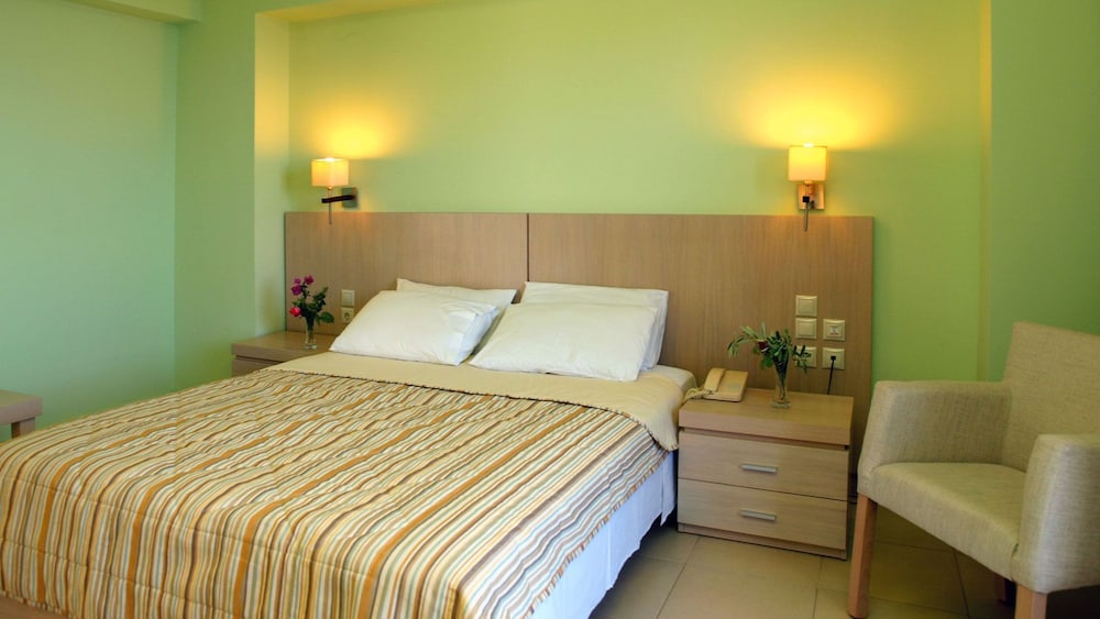 Double or Twin Room, Partial Sea View photo 3