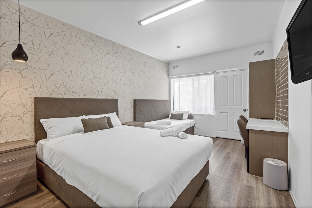 Deluxe Queen Suite photo 3