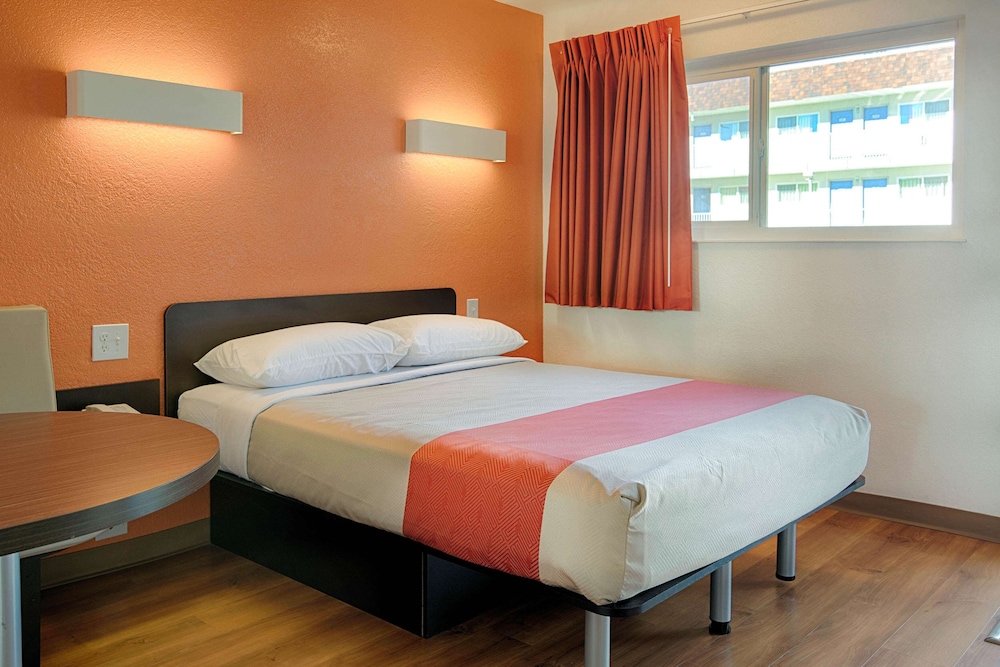 Premium Room, 1 Queen Bed, Non Smoking, Refrigerator & Microwave photo 1